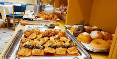 Comida en o cerca de este hotel