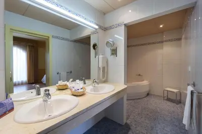 Un baño de Hotel Fuente Las Piedras