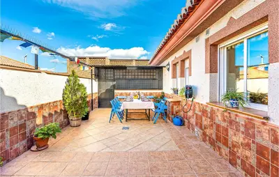 Un balcón o terraza de Stunning Air Conditioned House