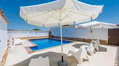 Piscina en o cerca de Cortijo El Llano Priego de Córdoba by Ruralidays