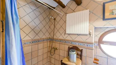 Un baño de Cortijo El Encinar de Cobo Martos by Ruralidays
