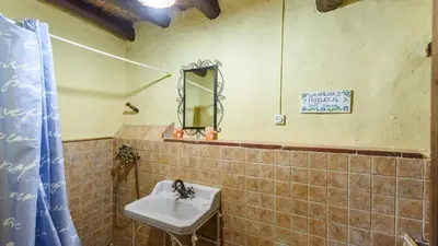 Un baño de Huerta La Lapa Cañete la Real by Ruralidays