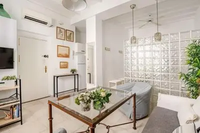 Una televisión o centro de entretenimiento en Encantador apartamento en el Centro