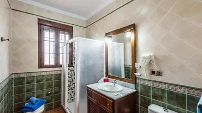 Un baño de La Villa del Lago Iznájar by Ruralidays