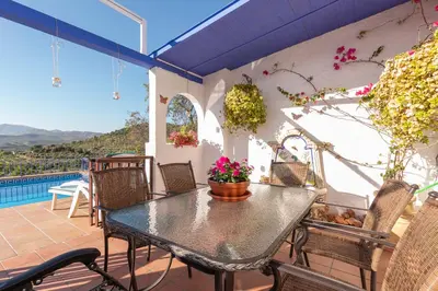 Vista general de una montaña o vista desde el chalet de montaña