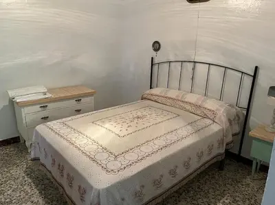 Cama o camas de una habitación en Casa Béjar, Tranquila casa con chimenea, patios, junto a la piscina