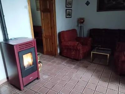 Zona de estar de Casa Béjar, Tranquila casa con chimenea, patios, junto a la piscina