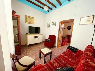 Una televisión o centro de entretenimiento en Casa Béjar, Tranquila casa con chimenea, patios, junto a la piscina