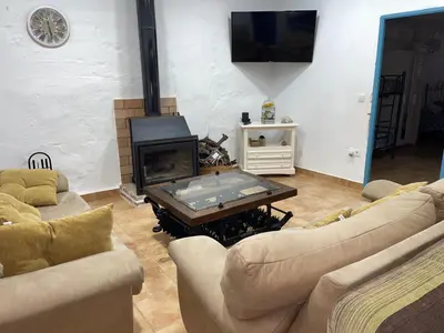 Una televisión o centro de entretenimiento en La casa del olivo
