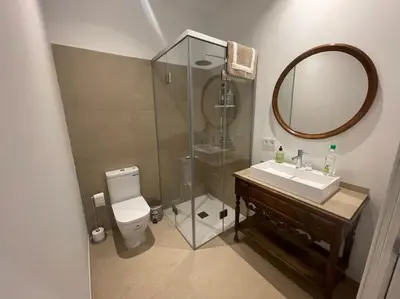 Un baño de Apartamento con jardín y piscina en Córdoba
