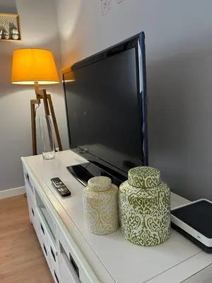 Una televisión o centro de entretenimiento en WOW Córdoba Centro