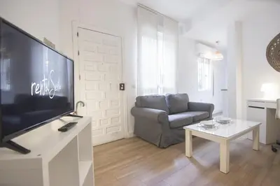 Una televisión o centro de entretenimiento en RentalSevilla Santa Rufina