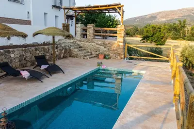 Piscina en o cerca de LA CASA DE LA HUERTA Stylish family cottage in Malaga countryside