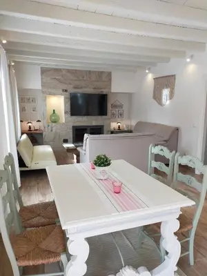 Una televisión o centro de entretenimiento en LA CASA DE LA HUERTA Stylish family cottage in Malaga countryside