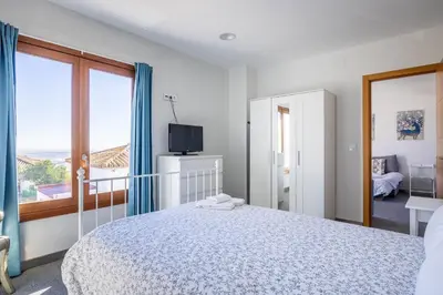 Cama o camas de una habitación en Casa Xanadu Carmona - Stylish villa with rooftop terrace and stunning views of Parador