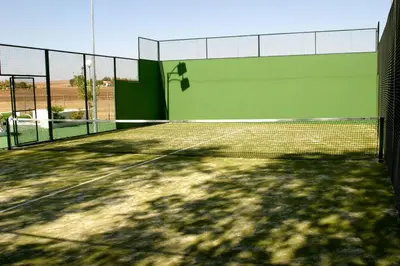 Instalaciones para jugar a tenis o squash en Camping Carlos III o alrededores