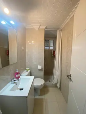 Un baño de piso junto al hospital macarena