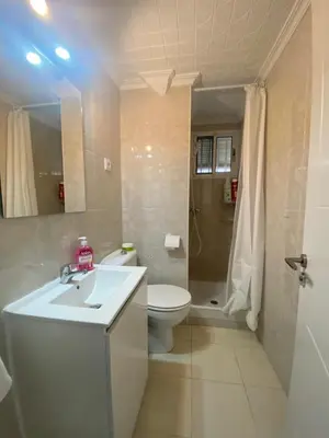 Un baño de piso junto al hospital macarena