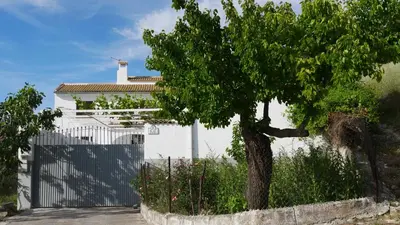 Jardín al aire libre en Cortijo Los Liñanes rural con chimenea, barbacoa y vistas