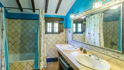 Un baño de Combinación Cortijo y Mirador Casablanca Priego de Córdoba by Ruralidays