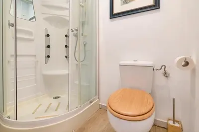 Un baño de Judería Suites
