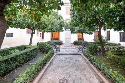 Jardín al aire libre en Judería Suites