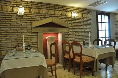 Un restaurante o sitio para comer en Hotel Posada de Vallina by MiRa