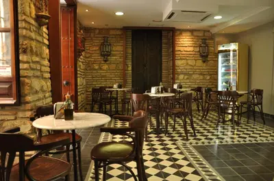 Un restaurante o sitio para comer en Hotel Posada de Vallina by MiRa