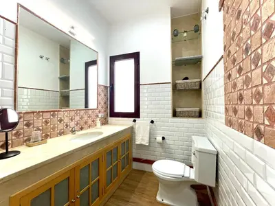Un baño de Appartement Neuf avec Rooftop 69 M2 - STAYINSEVILLE