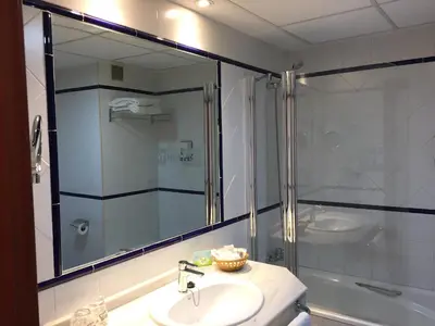 Un baño de TRH Ciudad de Baeza