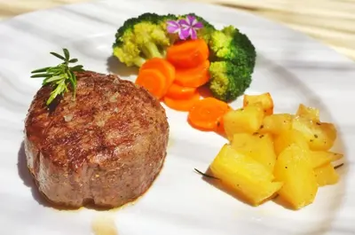 Comida en o cerca de este hotel
