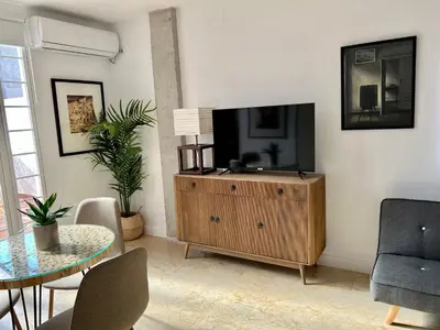 Una televisión o centro de entretenimiento en El patio de Cruz Conde