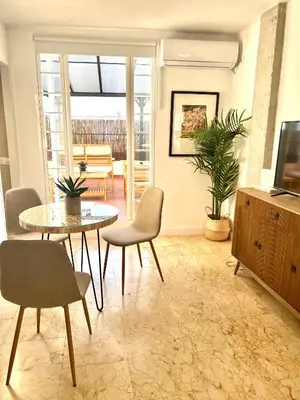 Una televisión o centro de entretenimiento en El patio de Cruz Conde