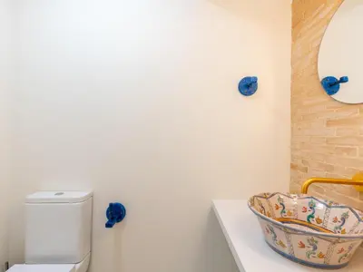 Un baño de Holi-Rent Penthouse Peñuelas