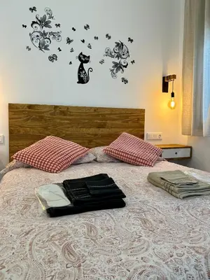 Cama o camas de una habitación en Coqueto apartamento céntrico con piscina