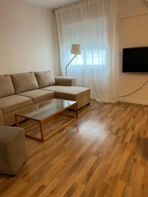 Una televisión o centro de entretenimiento en TESORO