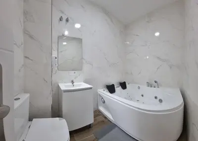 Un baño de Mini Estudio JACUZZI DOBLE SEVILLA 