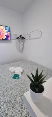 Una televisión o centro de entretenimiento en Mini Estudio JACUZZI DOBLE SEVILLA 