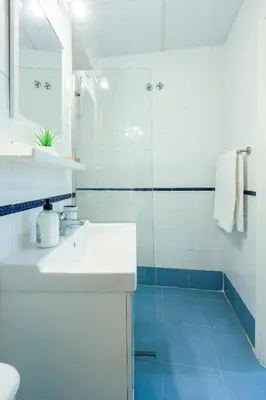 Un baño de Ruiz Gijón Elegante y moderno en la Sevilla más autentica