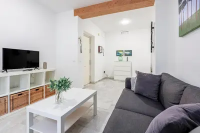 Una televisión o centro de entretenimiento en Ruiz Gijón Elegante y moderno en la Sevilla más autentica
