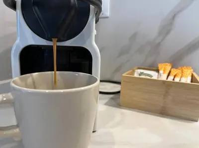 Utensilios para hacer té y café en Atroe Apartment
