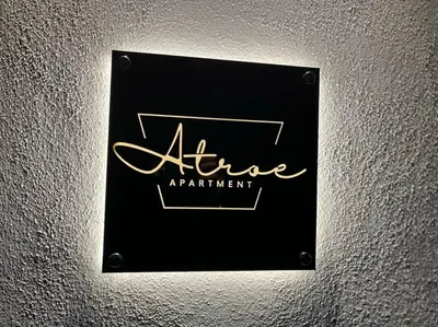 Certificado, premio, señal o documento que está expuesto en Atroe Apartment