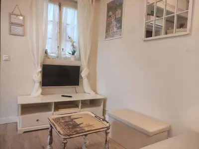 Una televisión o centro de entretenimiento en Arte de la Seda II