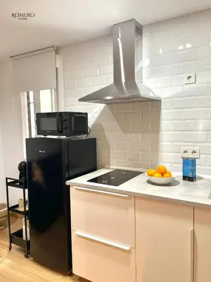 Una cocina o zona de cocina en Romero Suites 1