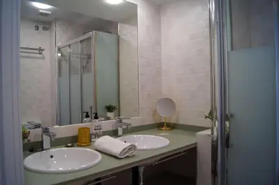 Un baño de ROCH - Stylish Apartment near Metro