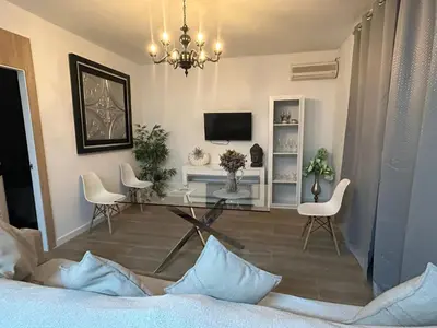 Una televisión o centro de entretenimiento en Almodovar alojamientos 1