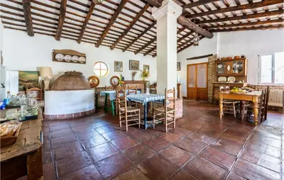 Un restaurante o sitio para comer en Lovely Home In Cazalla De La Sierra