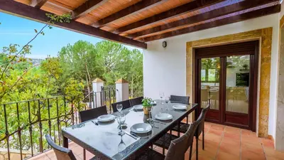 Un balcón o terraza de Lake view villa Iznájar by Ruralidays