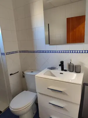 Un baño de FIBES Lux Sevilla Este.