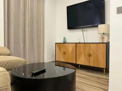 Una televisión o centro de entretenimiento en Alamos Suite a 150m de la catedral